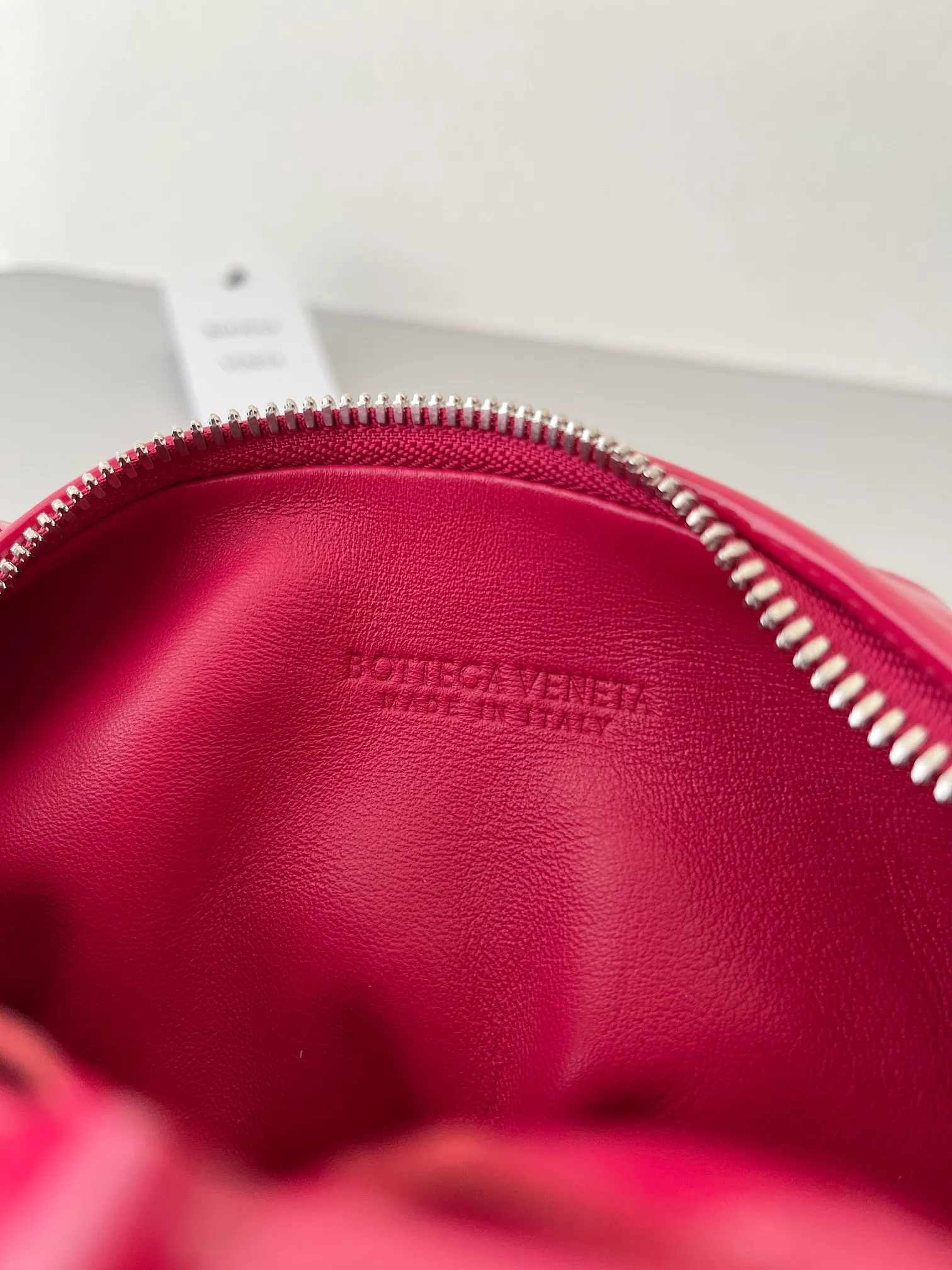 Mini Jodie Patent Leather New Color Bottega Veneta ͙.——The latest woven knotted hobo, the bag has a unique shape, is particularly practical and durable. It retains the traditional woven elements while being a little more flamboyant ~ Made of hand-woven cowhide, zipper opening and closing, curved seamless structure, effortless to match, highly recommended ⚠️⚠️⚠️ Size: 23cm*15cm*5cm